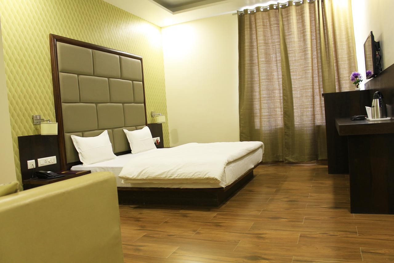 Hotel Radiant Inn Roorkee ภายนอก รูปภาพ